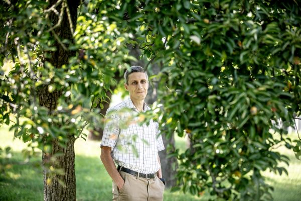 Profesor Baldrian se ve své vědecké práci zaměřuje na roli mikroorganismů v ekosystémových procesech a jejich využití v biotechnologiích. Foto: D. Hamerník/Universitas