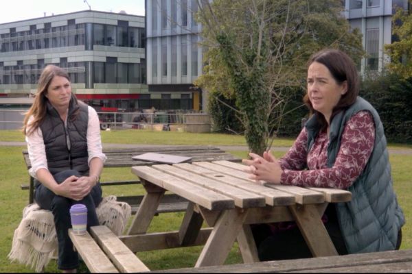 Profesorky Oxfordské univerzity Teresa Lambe (vpravo) a profesorka Katie Ewer, poté, co musela být dočasně zastavena práce na vakcíně, kterou univerzita vyvíjela společně s firmou AstraZeneca, poté, co jeden z dobrovolníků onemocněl a musel být hospitalizován, z filmu Race for the Vaccine.